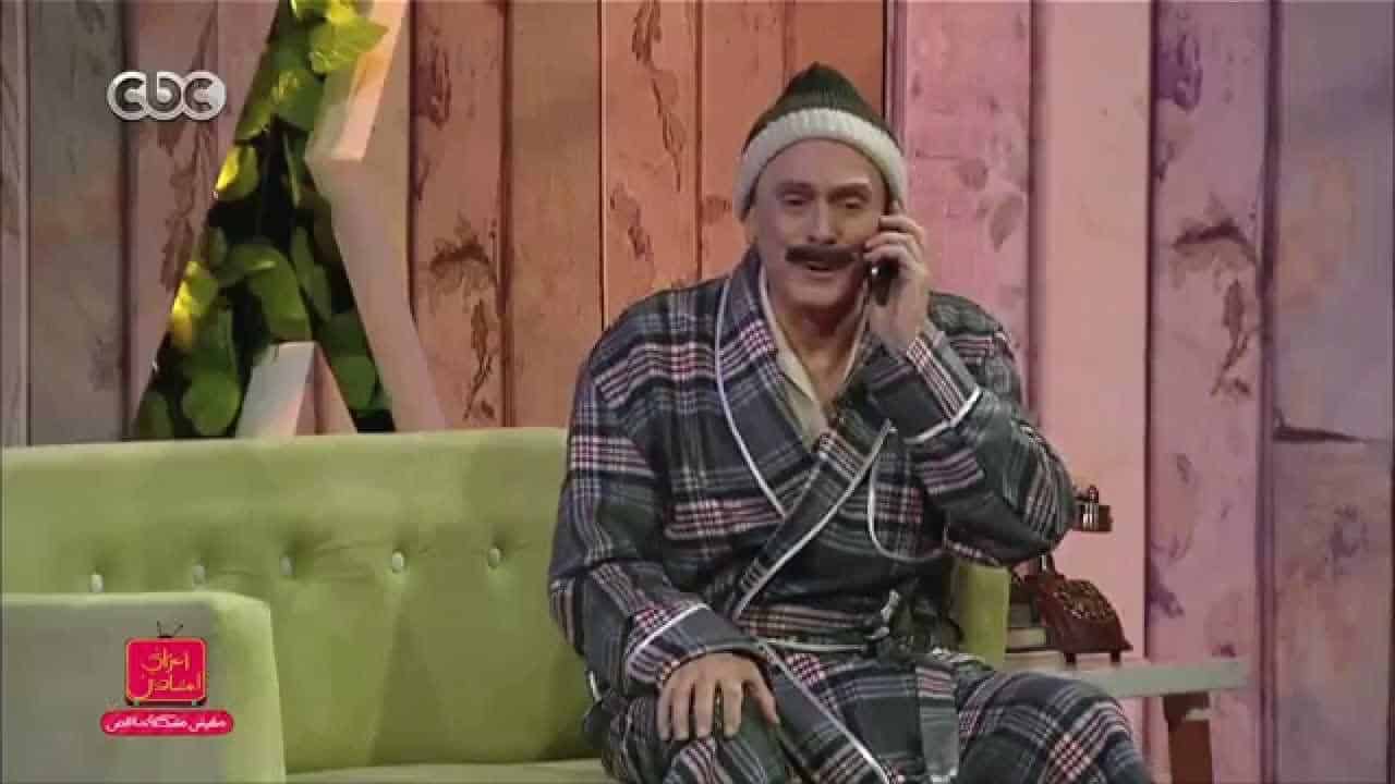 فيديو واقعي ومؤثر .. الغربة بين الأب وابنه داخل البيت الواحد