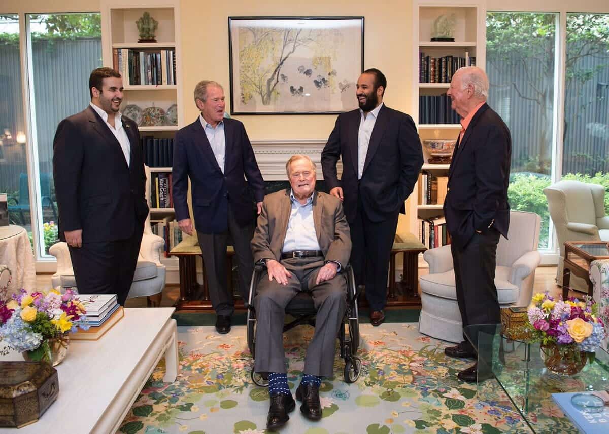 تناول “الغداء” معهم ودار حديث سري..  ماذا يفعل ولي العهد السعودي في منزل “آل بوش” بأمريكا؟!