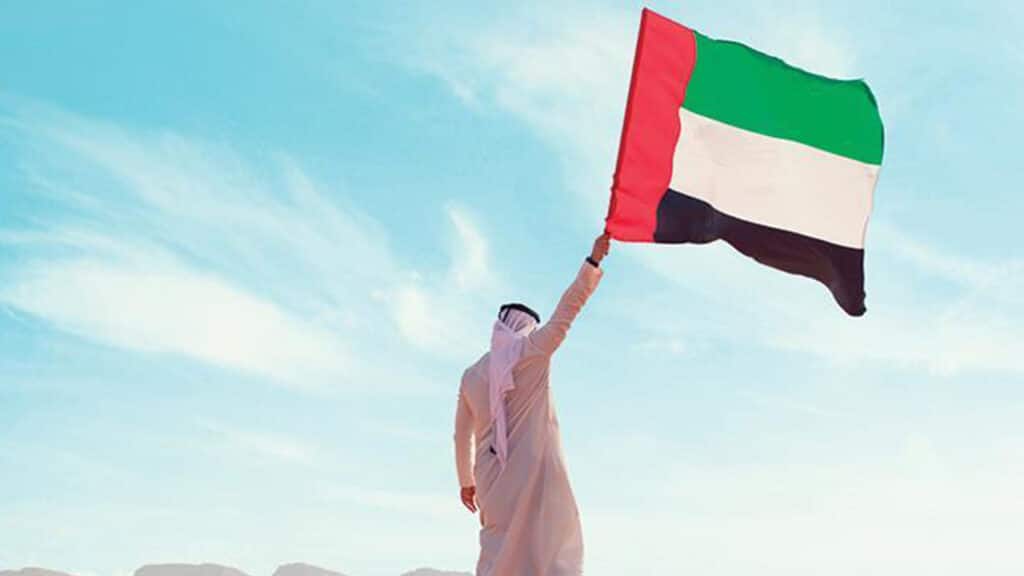 الإمارات .. الأمن يحتجز بريطانياً لارتدائه قميص منتخب قطر!