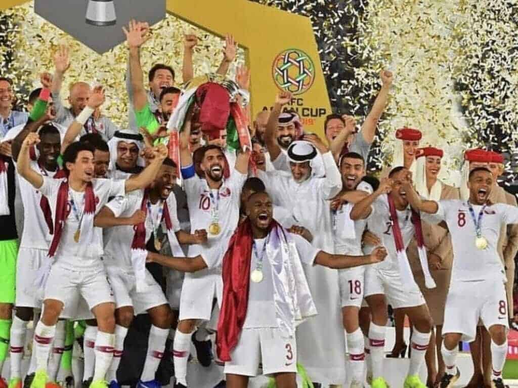 كيف استقبل العُمانيون منتخب قطر لدى وصوله من الإمارات حاملاً كأس آسيا؟؟