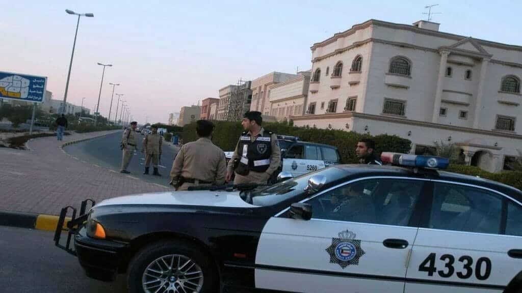  هتف بأعلى صوته “انتم كفار”.. كويتي يطعن رجلا شرطة عندما طلبا منه هويته وهذا ما حدث بعدها!