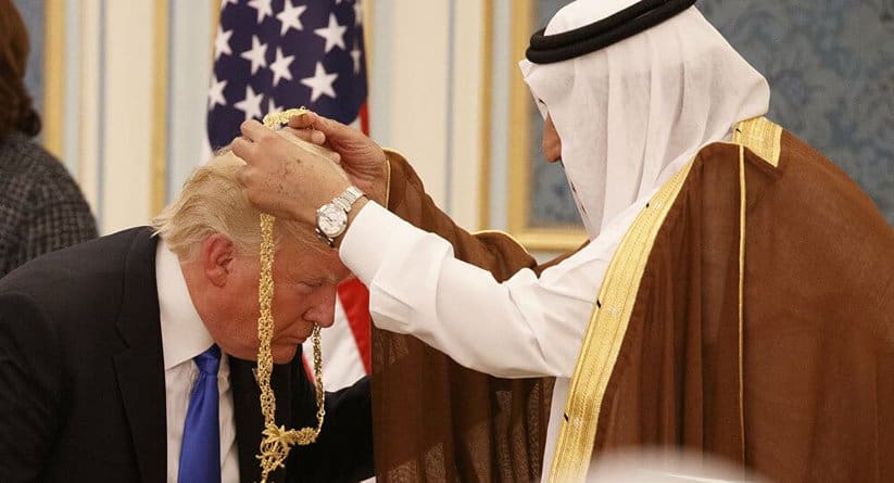 الذباب الإلكتروني يطلق الشيلات لترامب متجاهلين كيف جعل الملك سلمان مسخرة أمام العالم!