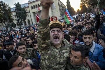زحفوا كالكلاب هاربين.. “شاهد” كل ما تريد ان تعرفه عن هزيمة أرمينيا في قره باغ بفضل “بيرقدار” التركية