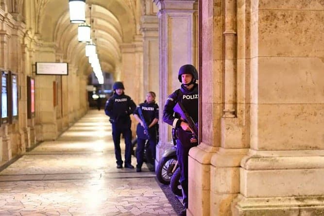 المسلحون تجولوا بهدوء وأطلقوا النار وكأنهم يلعبون “ببجي”.. “شاهد” تفاصيل جديدة عن هجوم النمسا