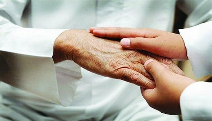 كويتي “عاق” فقد عقله بسبب التعاطي وما فعله مع والديه وخادمتهما امر مخجل أغضب الكويتيين!