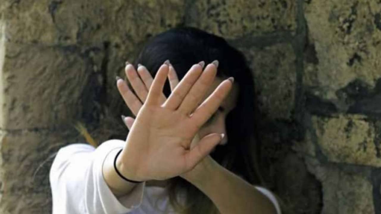 مصري لم يتمالك نفسه أمام جمال أجنبية دخلت لتشتري منه وهذا ما فعله بها رغم أنها تحمل طفلتها!