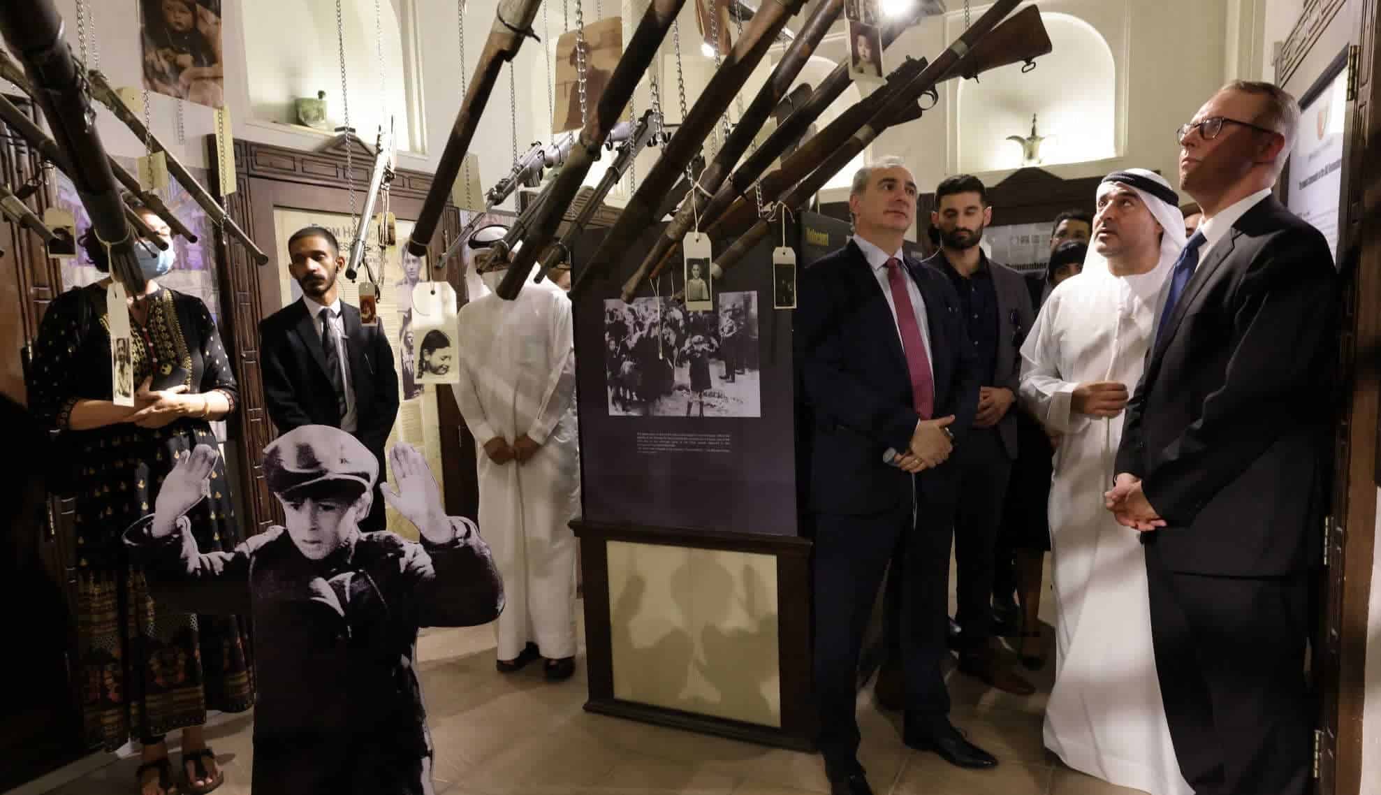 السفير الإسرائيلي في الإمارات يزور معرضا للهولوكوست بدبي: من كان يحلم بهذا