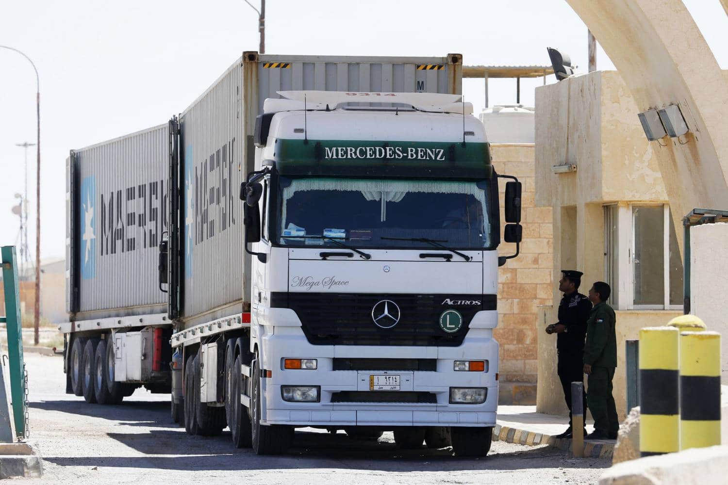 بلومبيرغ تكشف تفاصيل أزمة الشاحنات العالقة على الحدود السعودية الإماراتية.. الرياض خنقت أبوظبي