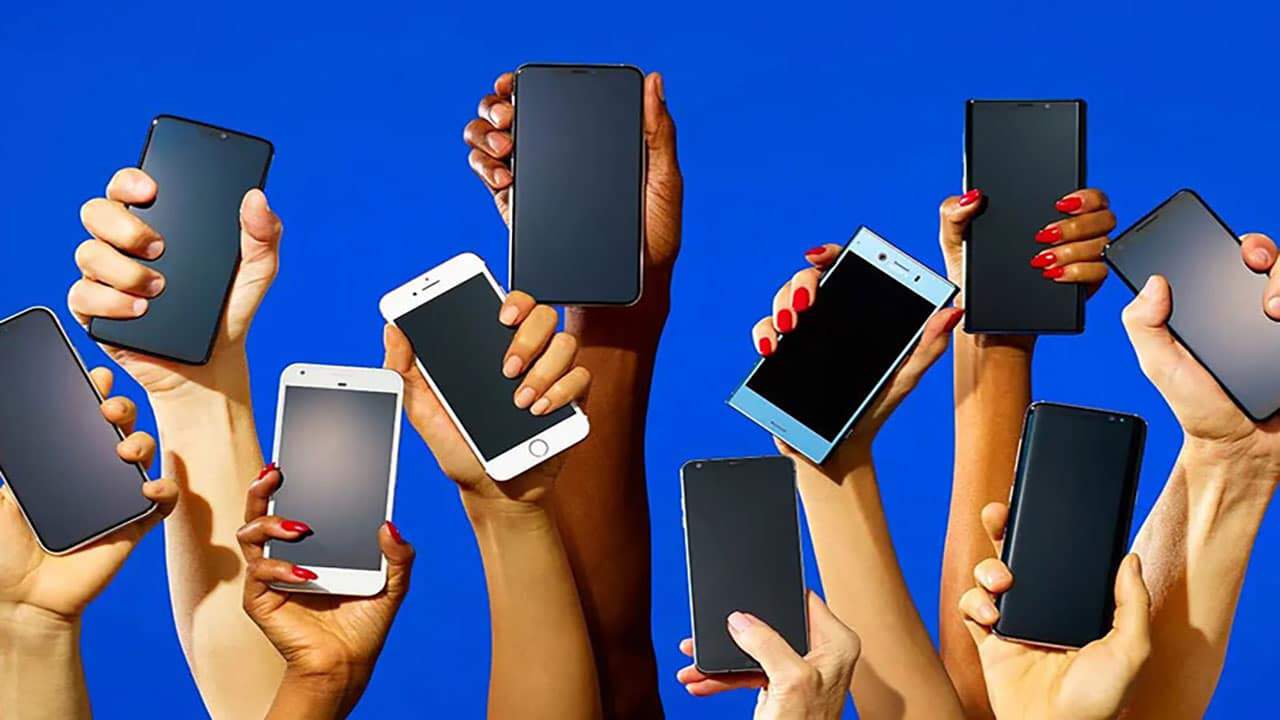 هل تساءلت يوماً: كيف سيبدو شكل الهواتف الذكية عام 2050؟! .. هذا التقرير يُجيبك