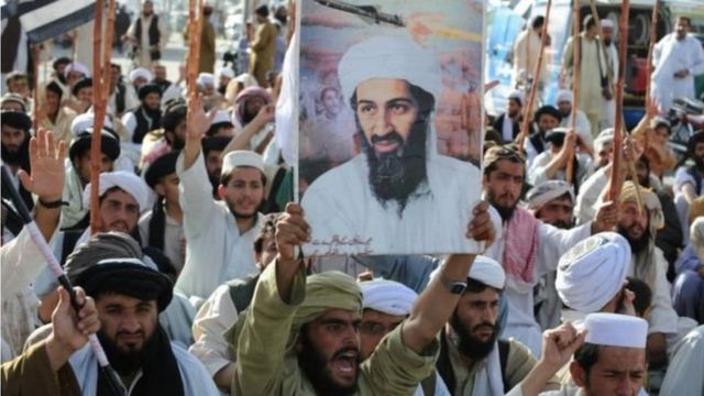 أربع سفن حربية بريطانية تبحر إلى الخليج في مهمة تهدف لضرب تنظيم القاعدة