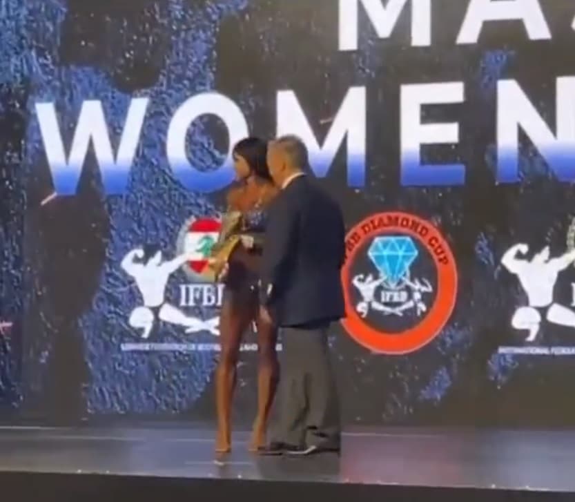 عزف النشيد القطري بمهرجان فاضح لمتسابقة بالبكيني ادعت أنها قطرية .. ما القصة؟