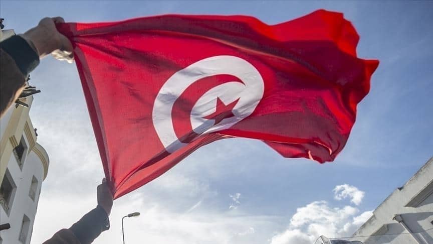 تونسي اختبأ تحت السرير فاكتشف أن زوجته الشابة تخونه في غرفة نومه مع جاره السبعيني