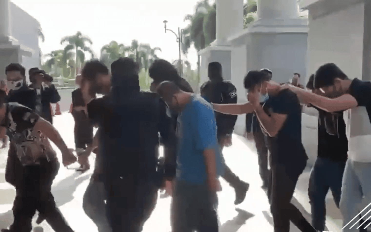 عناصر الموساد في ماليزيا بعد اعتقالهم وصحيفة تكشف تفاصيل عملية خطف الفلسطيني
