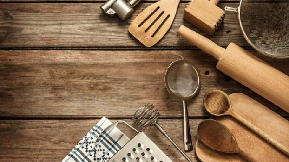 تخلص من أدوات المطبخ الخشبية على الفور إذا رأيت هذا الشيء