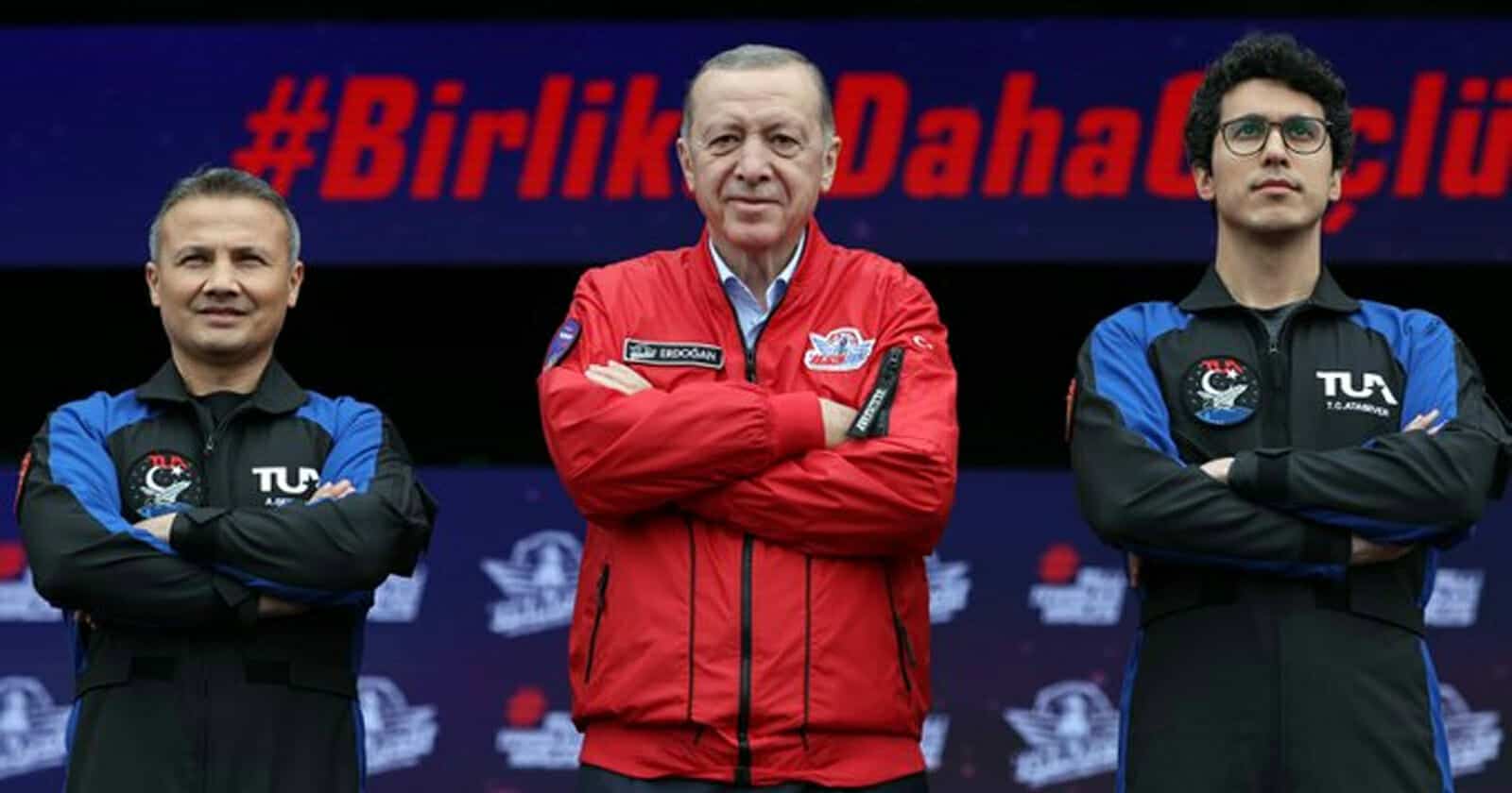 أردوغان “بالأحمر” في صحة جيدة وأحدث ظهور بعد جدل مرضه (فيديو)