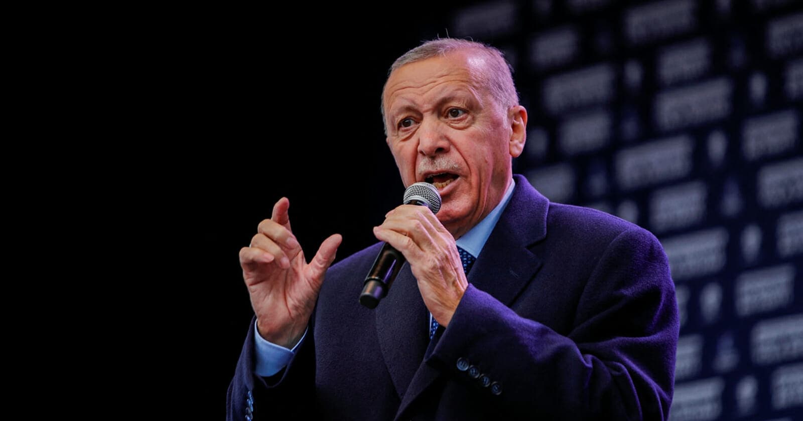 أردوغان يفاجئ الأتراك في طابور انتخابي بوسط إسطنبول (فيديو)
