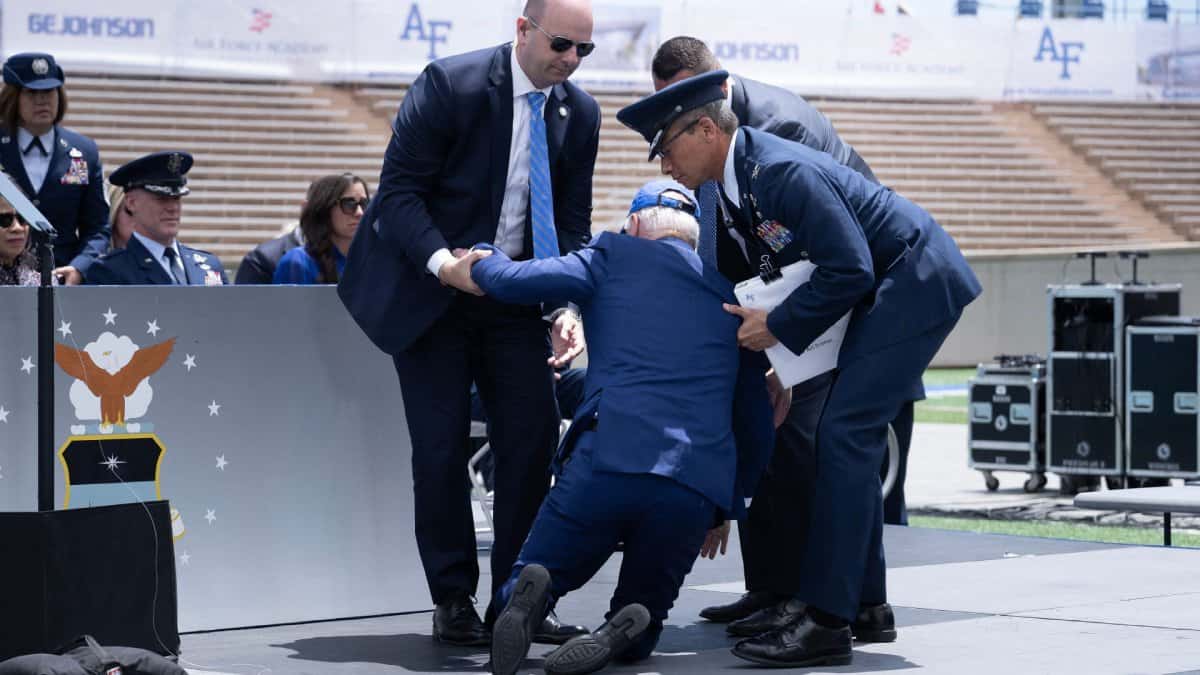 شاهد كيس الرمل الذي أسقط بايدن بعنف وأحرجه أمام الجميع