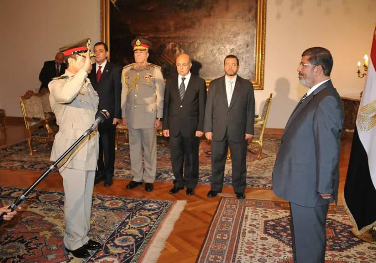 “العربية” تُشيطن مرسي بمزاعم خطيرة في ذكرى وفاته.. ما علاقة السيسي والشاطر؟