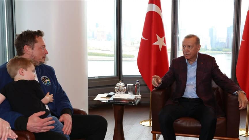 إيلون ماسك يلتقي أردوغان حاملاً طفله X .. سأله عن زوجته فماذا أجابه! (فيديو)