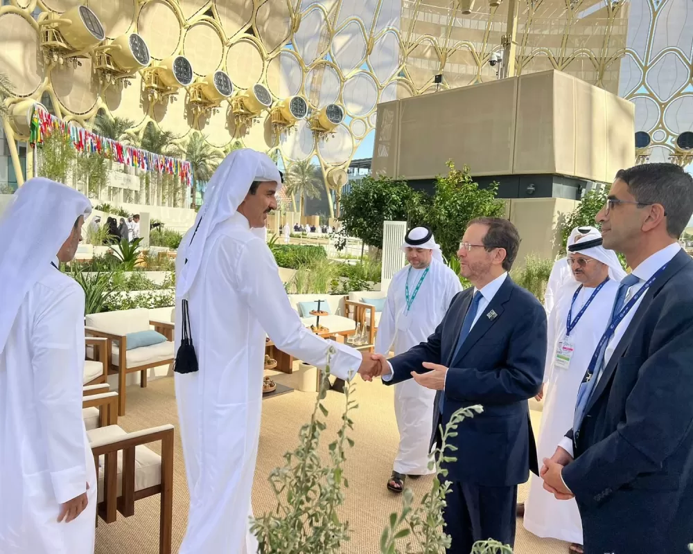 كواليس صورة أمير قطر مع رئيس إسرائيل وسر المصافحة التي فجرت الجدل