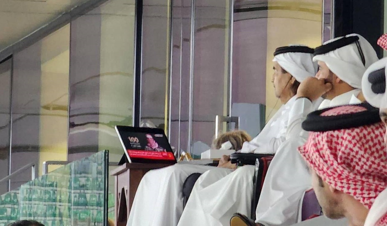 أمير قطر السابق الشيخ حمد بن خليفة يتابع خطاب أبو عبيدة أثناء مباراة بكأس آسيا 2023