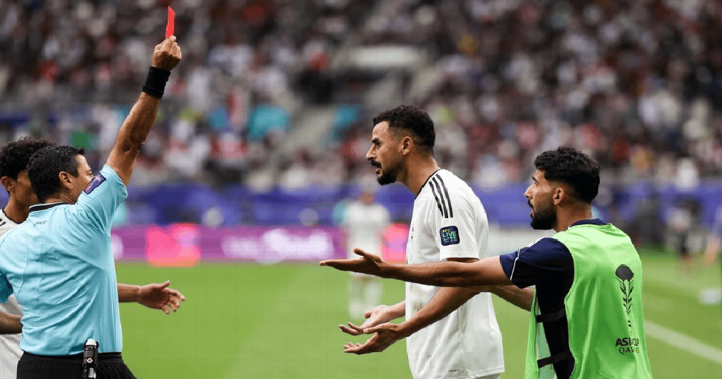 “ESPN” تكشف مفاجأة عن طرد أيمن حسين و”البطاقة الحمراء المجحفة” التي أقصت العراق