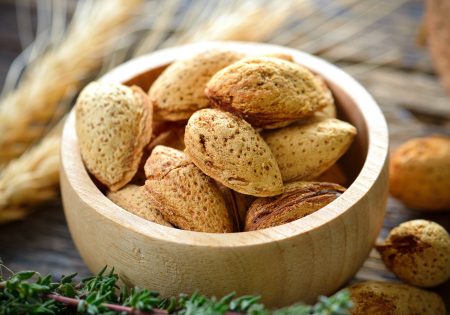 فوائد مذهلة لتناول اللوز يومياً: 10 تغيّرات صحية تحدث لجسمك عند المداومة عليه