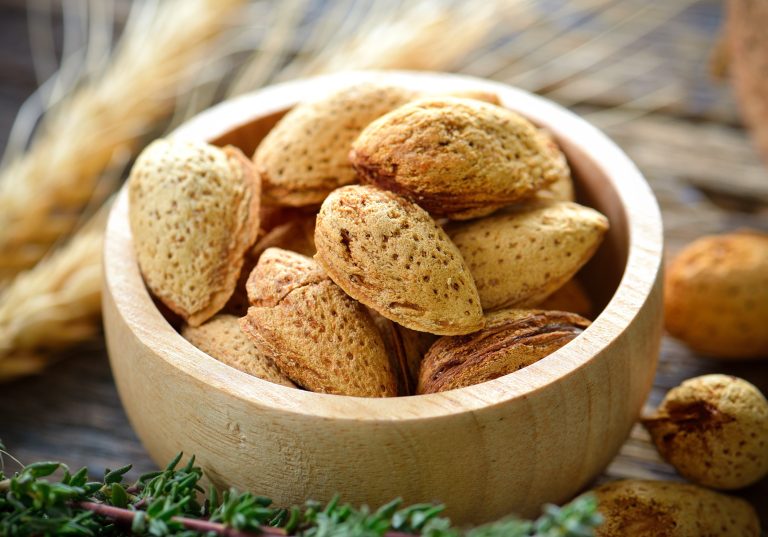 فوائد مذهلة لتناول اللوز يومياً: 10 تغيّرات صحية تحدث لجسمك عند المداومة عليه