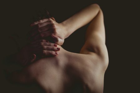 4 استراتيجيات طبيعية مذهلة لتخفيف الألم بفعالية مجرّبة