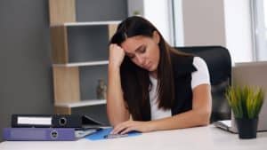 في كثير من بيئات العمل التي ترفع شعارات التعاون والعمل الجماعي، يشعر بعض الموظفين بأنهم غير مرئيين