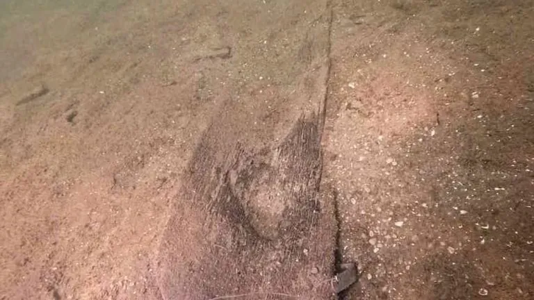 أقدم من الأهرامات! اكتشاف حضارة غامضة قد تعيد كتابة تاريخ أمريكا بالكامل. أعلن فريق من علماء الآثار عن العثور على زورق خشبي غارق في بحيرة مندوتا بولاية ويسكنسن، يعود تاريخه إلى ما يقرب من 5200 عام،