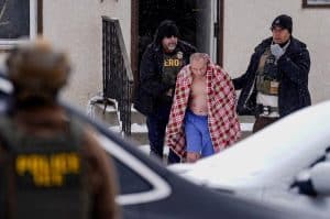 انقسام واسع في الولايات المتحدة بعد انتشار مقطع يظهر احتجاز مواطن بملابسه الداخلية في ظروف مهينة يثير تساؤلات حول حدود سلطة أجهزة الأمن