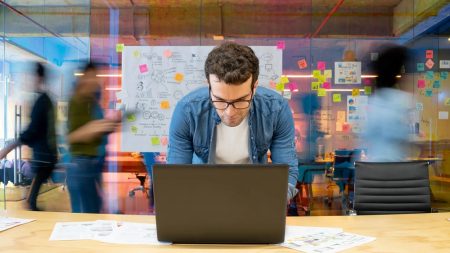 في عالم تتراجع فيه الرغبة ويغيب فيه الحافز، يصبح الانضباط الذاتي هو الخيط الذي يربط الإنسان بأهدافه