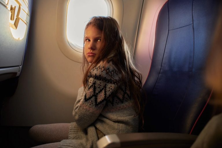 هل أنت ‘راكب مزعج’ دون أن تدري؟ 10 قواعد جديدة لإتيكيت الطيران في 2026 مسافرون يكتشفون أن تفاصيل صغيرة كاختيار المقعد وشرب الماء وتنظيم النوم قد تجعل الرحلة الجوية أكثر راحة وتقلل إرهاق السفر بشكل ملحوظ