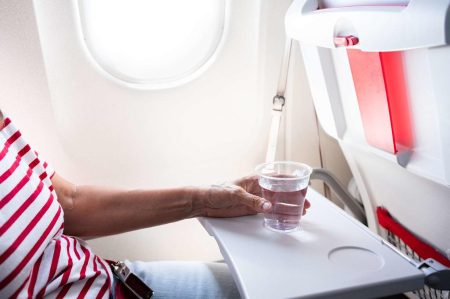 ليست نظيفة كما تظن.. سر ‘المياه الملوثة’ التي تخفيها شركات الطيران عن الركاب! تحذيرات جديدة من جودة مياه الطائرات بعد تقارير كشفت تلوثها بالبكتيريا ما يثير تساؤلات حول سلامة المسافرين وإجراءات التعقيم أثناء الرحلات