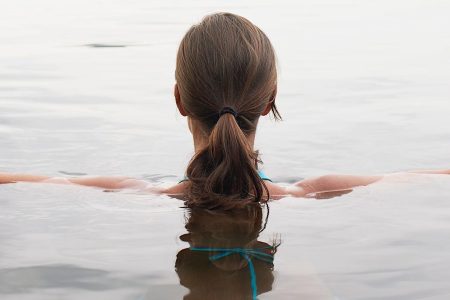 أوقفت السلطات امرأة أربعينية بعد أن عُثر عليها عارية داخل بركة مياه تخص أحد جيرانها، زاعمةً أنها كانت “تحاول أن تكون حورية بحر”