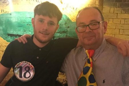 أسرة شاب تواجه صدمة الفقد بعد أن تجاهل الأطباء مؤشرات مرض نادر يلتهم الأنسجة تاركًا تساؤلات حول مسؤولية التشخيص المبكر وثمن التأخير في إنقاذ الأرواح