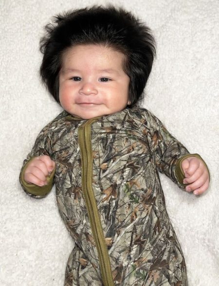 قصة الطفل تُبرز كيف يمكن لتفصيلة إنسانية صغيرة أن تحوّل لحظة عائلية عادية إلى مساحةٍ من البهجة والتفاعل الإنساني على الإنترنت