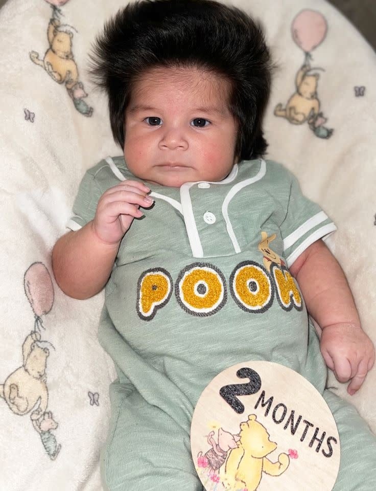 قصة الطفل تُبرز كيف يمكن لتفصيلة إنسانية صغيرة أن تحوّل لحظة عائلية عادية إلى مساحةٍ من البهجة والتفاعل الإنساني على الإنترنت