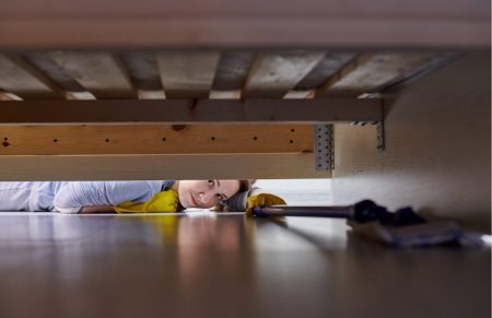 سر بسيط تحت السرير قد يغير طاقتك وفق ما يقوله العلم يُعدّ عثّ الغبار أحد أبرز مسببات الحساسية في غرف النوم