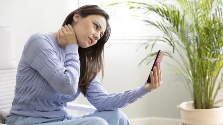 كأنك تحمل 12 كجم فوق رأسك! صدمة طبية حول مخاطر النظر المستمر للهاتف على رقبتك استخدام الهواتف لفترات طويلة يدفع العنق إلى انحناءة مستمرة تضغط على الفقرات وتزيد من آلام الرقبة مع خطر تراكم الأضرار دون أن يشعر المستخدم بها