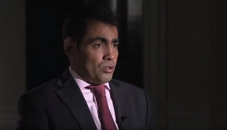 القضاء البريطاني يُنصف معارضًا سعوديًا ويحمّل الرياض مسؤولية التجسس والاعتداء عليه تحرك قضائي نادر يعيد الأضواء إلى البرامج التي تلاحق الهواتف في الخفاء ويثير تساؤلات حول قدرة العدالة الدولية على كبح انتهاك الخصوصية الرقمية