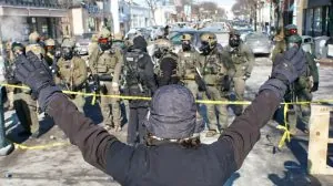 خطة ترامب لتحويل مينيسوتا إلى ‘ولاية بوليسية’: هل ينجح الدستور في وقف التغول الفيدرالي؟ تزايد التوتر السياسي في مينيسوتا مع تحركات ترامب الأخيرة يثير قلق سكان الولاية من تغيّر المشهد الانتخابي واحتمال تصاعد الانقسام الداخلي