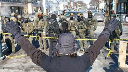 خطة ترامب لتحويل مينيسوتا إلى ‘ولاية بوليسية’: هل ينجح الدستور في وقف التغول الفيدرالي؟ تزايد التوتر السياسي في مينيسوتا مع تحركات ترامب الأخيرة يثير قلق سكان الولاية من تغيّر المشهد الانتخابي واحتمال تصاعد الانقسام الداخلي