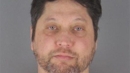 هجوم بمادة مجهولة يستهدف إلهان عمر في مينيسوتا.. والنائبة تتحدى: لن نركع أمام سياسات الترهيب تصاعد الجدل حول تصريحات إلهان عمر بعد الهجوم الأخير فيما تواجه النائبة الأميركية انتقادات حادة تعيد إحياء الانقسام داخل الحزب والدائرة الانتخابية