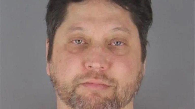 هجوم بمادة مجهولة يستهدف إلهان عمر في مينيسوتا.. والنائبة تتحدى: لن نركع أمام سياسات الترهيب تصاعد الجدل حول تصريحات إلهان عمر بعد الهجوم الأخير فيما تواجه النائبة الأميركية انتقادات حادة تعيد إحياء الانقسام داخل الحزب والدائرة الانتخابية