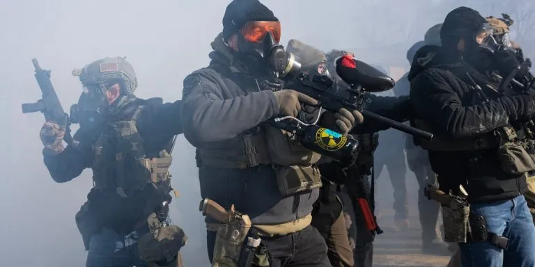 اعتراف جندي عراقي سابق يعيد فتح جرح الحرب حين يتحول سؤال واحد من ساحات القتال إلى صراع داخلي يقوده للتشكيك في معنى الوطن والرحيل