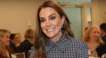 صدمة في العائلة المالكة: كيت ميدلتون تحتفل بميلادها بدون ويليام.. ما السر؟ في مشهد بعيد عن الأضواء الرسمية والبذخ الذي يرافق عادة مناسبات العائلات الملكية، اختارت الأميرة كيت ميدلتون أن تحتفل ببلوغها الرابعة والأربعين بطريقة هادئة وعائلية