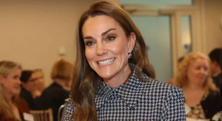 صدمة في العائلة المالكة: كيت ميدلتون تحتفل بميلادها بدون ويليام.. ما السر؟ في مشهد بعيد عن الأضواء الرسمية والبذخ الذي يرافق عادة مناسبات العائلات الملكية، اختارت الأميرة كيت ميدلتون أن تحتفل ببلوغها الرابعة والأربعين بطريقة هادئة وعائلية