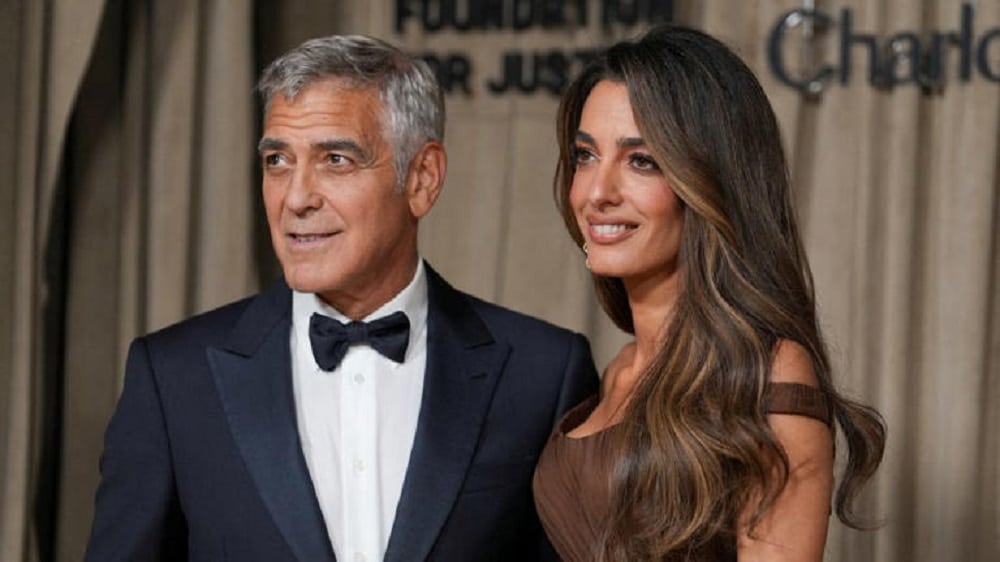 أنهى النجم الأميركي جورج كلوني عام 2025 بإضافة فصل جديد إلى حياته الخاصة؛ إذ منحت فرنسا له ولزوجته أمل علم الدين وأطفالهما الجنسية الفرنسية تقديرًا لدورهما الإنساني والثقافي